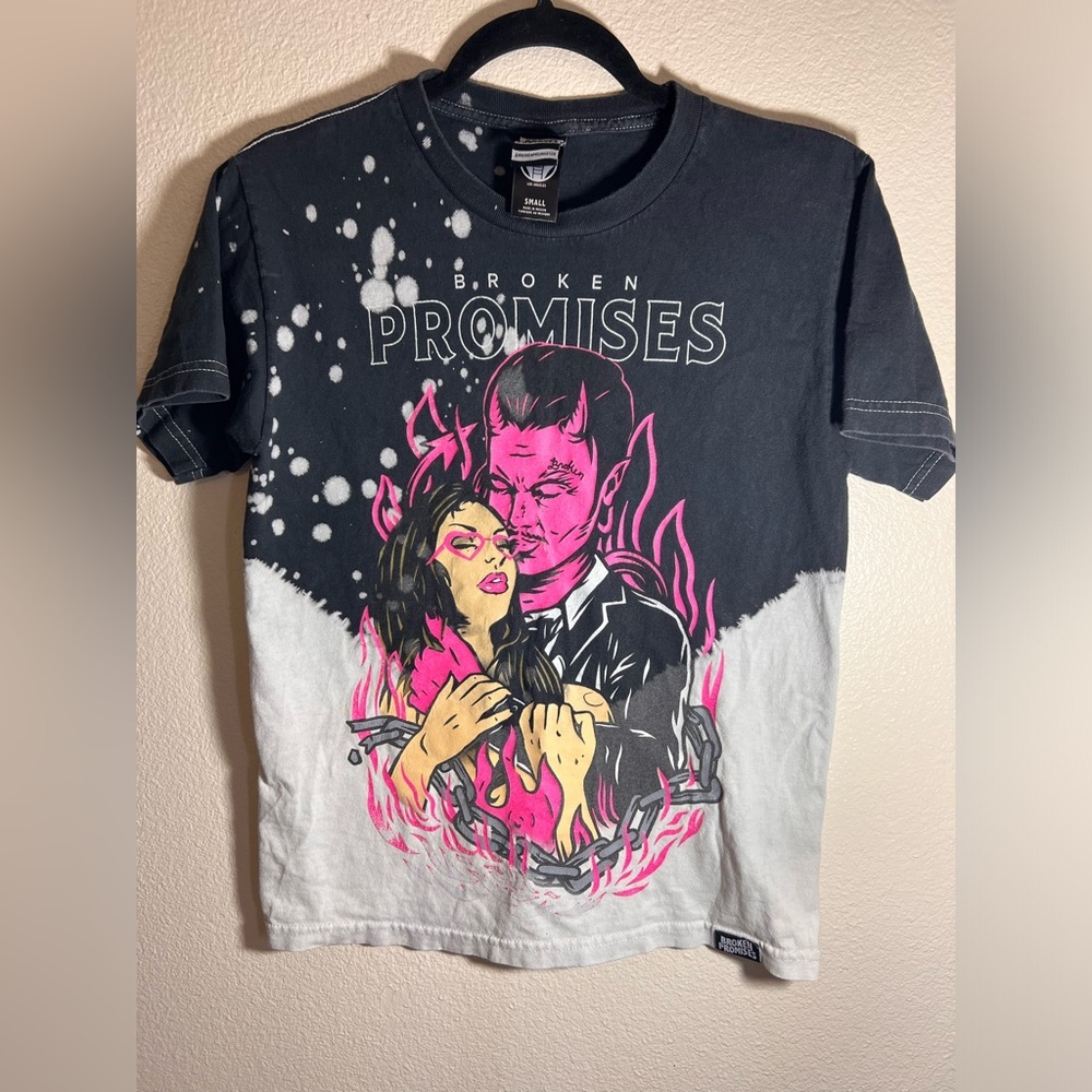 Broken Promises Graphic Tee – “Devil’s Kiss” – Size Small
Condition: Gently used